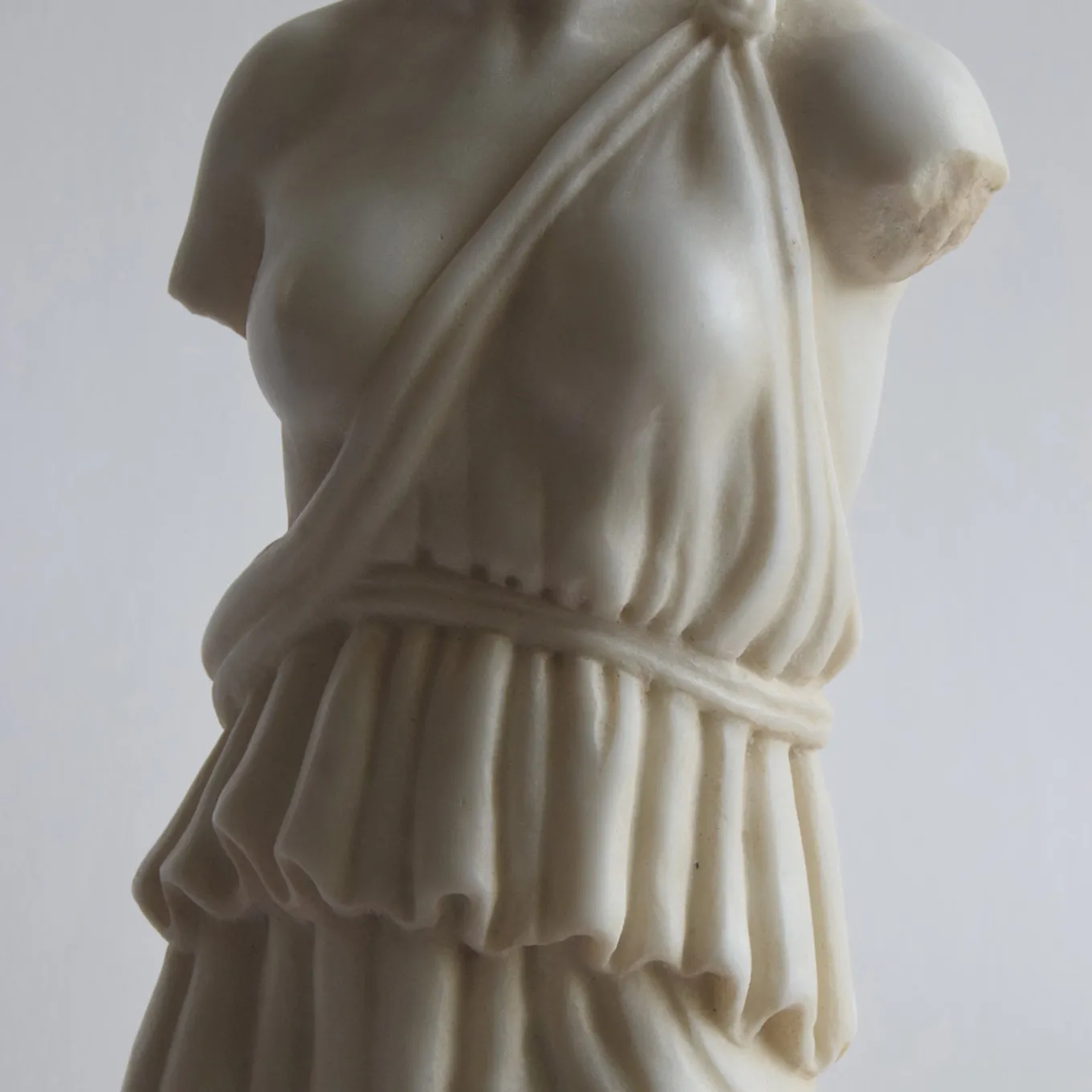 Torso Femminile con Tunica Scultura in Marmo di Carrara con base
