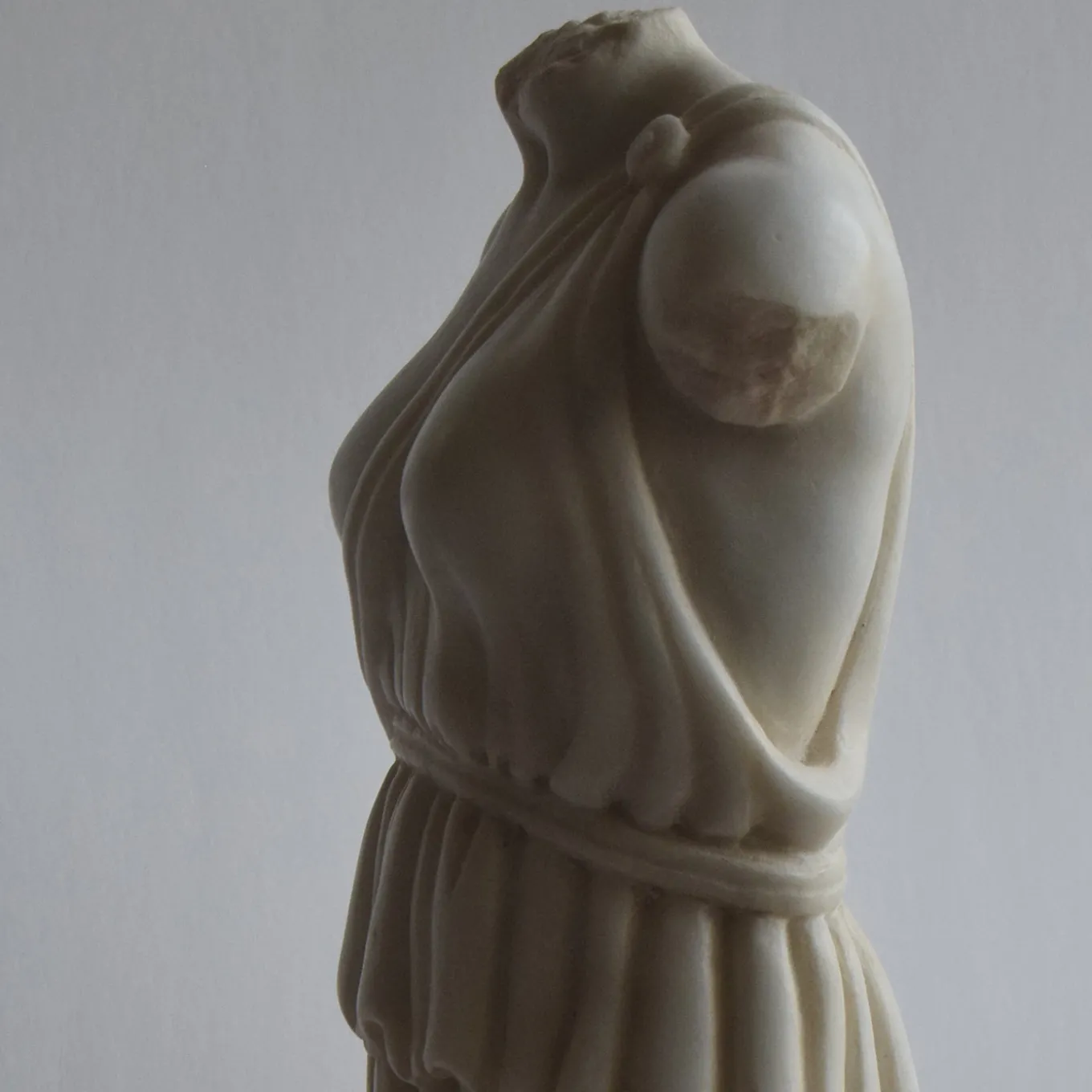 Torso Femminile con Tunica Scultura in Marmo di Carrara con base