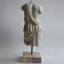 Torso Femminile con Tunica Scultura in Marmo di Carrara con base