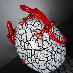 Uovo di cristallo con gechi di vetro rosso