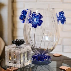 Vaso a goccia di cisto con fiori blu