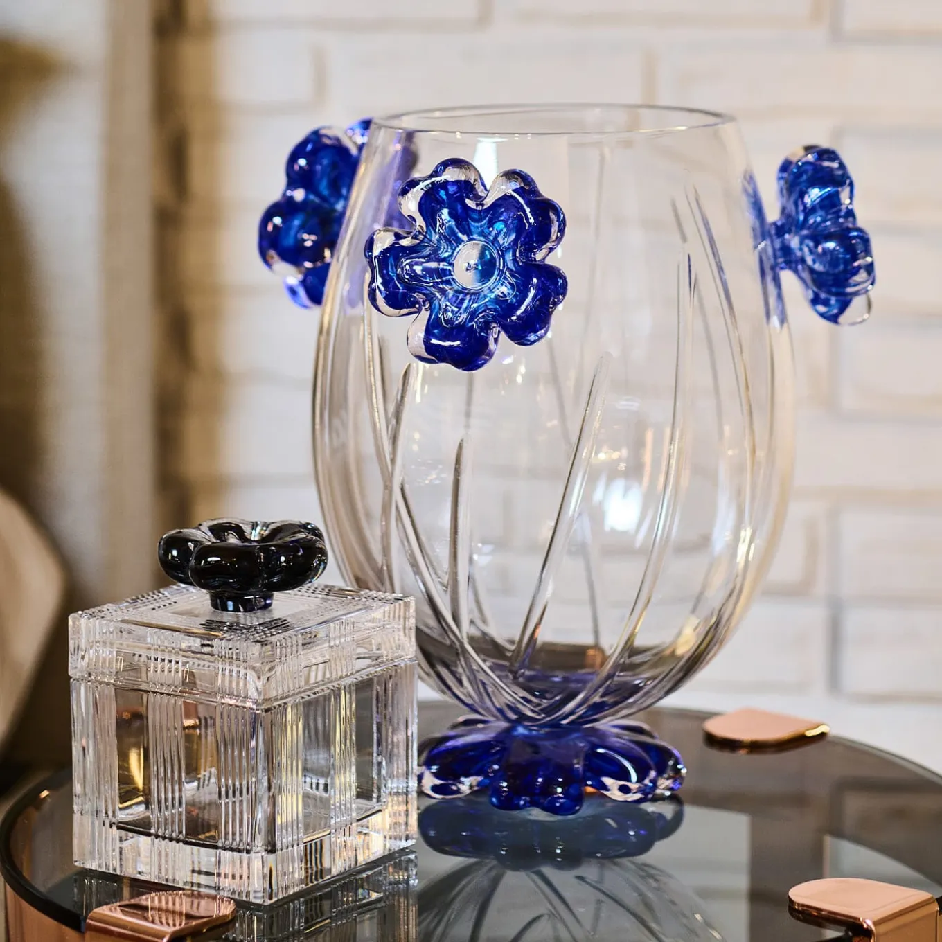 Vaso a goccia di cisto con fiori blu