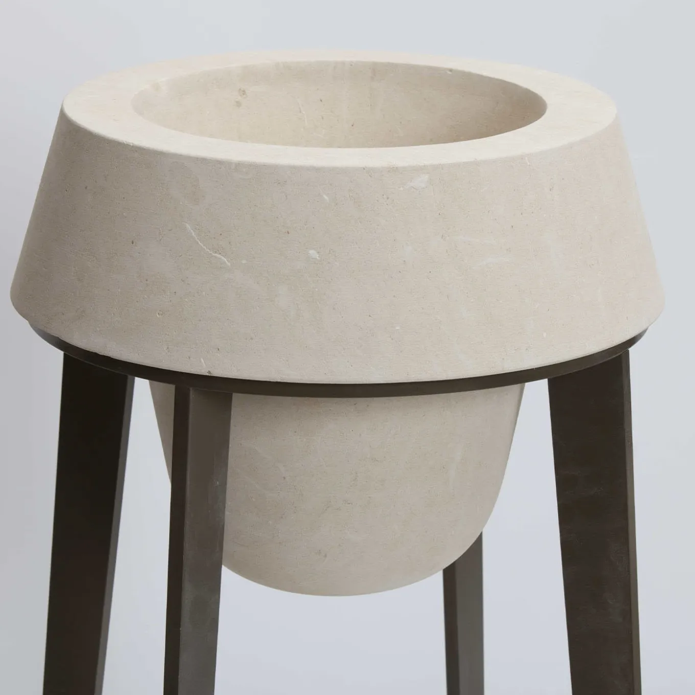 Vaso alto Capasa in ferro e pietra calcarea leccese di Silvio De Ponte