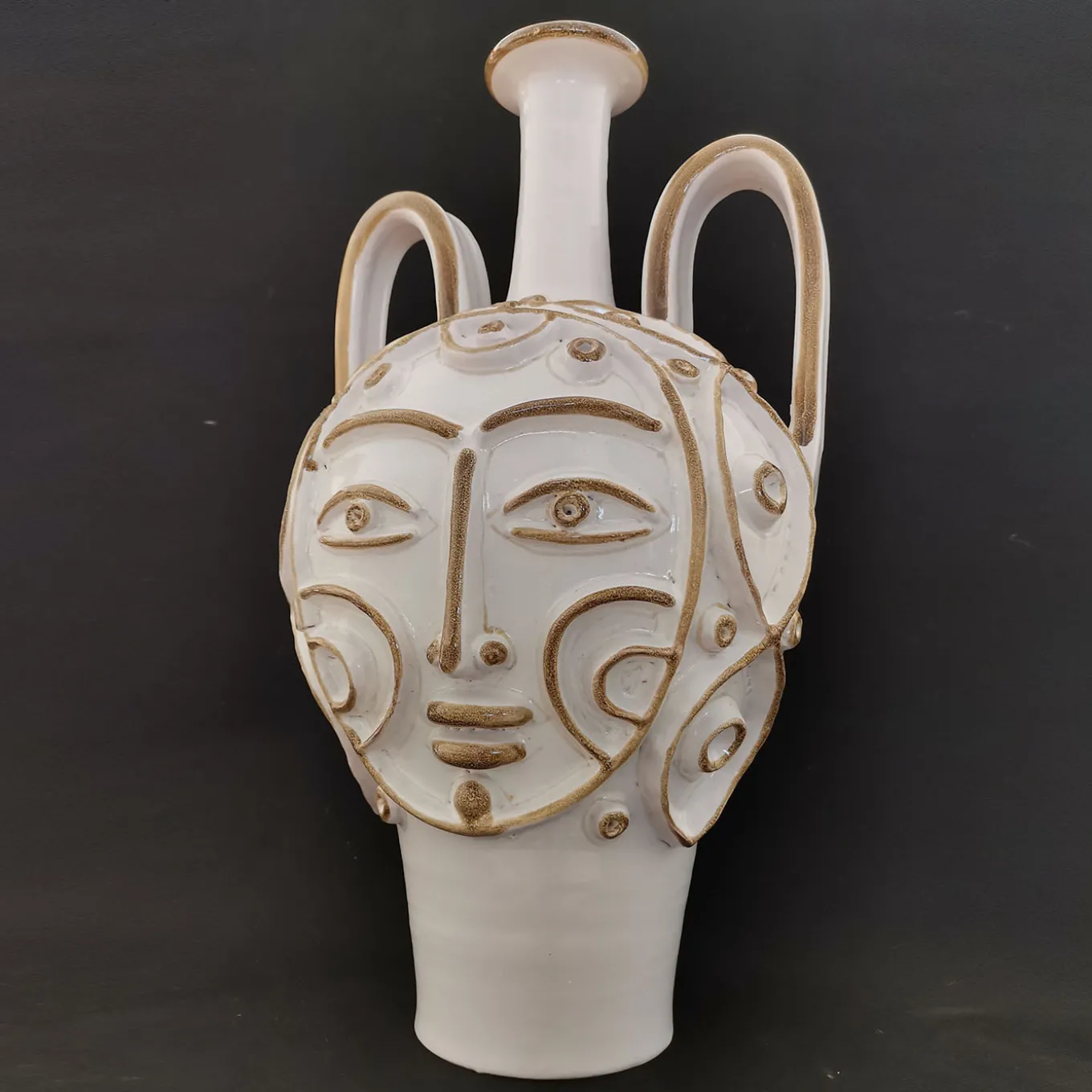 Vaso antropomorfo in anfora bianca