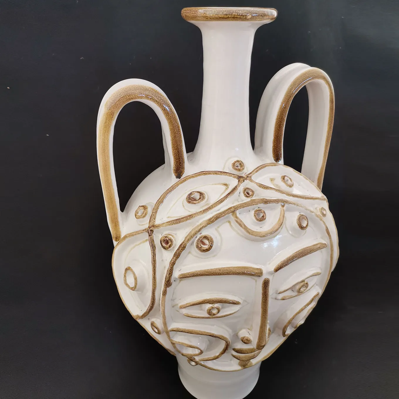 Vaso antropomorfo in anfora bianca