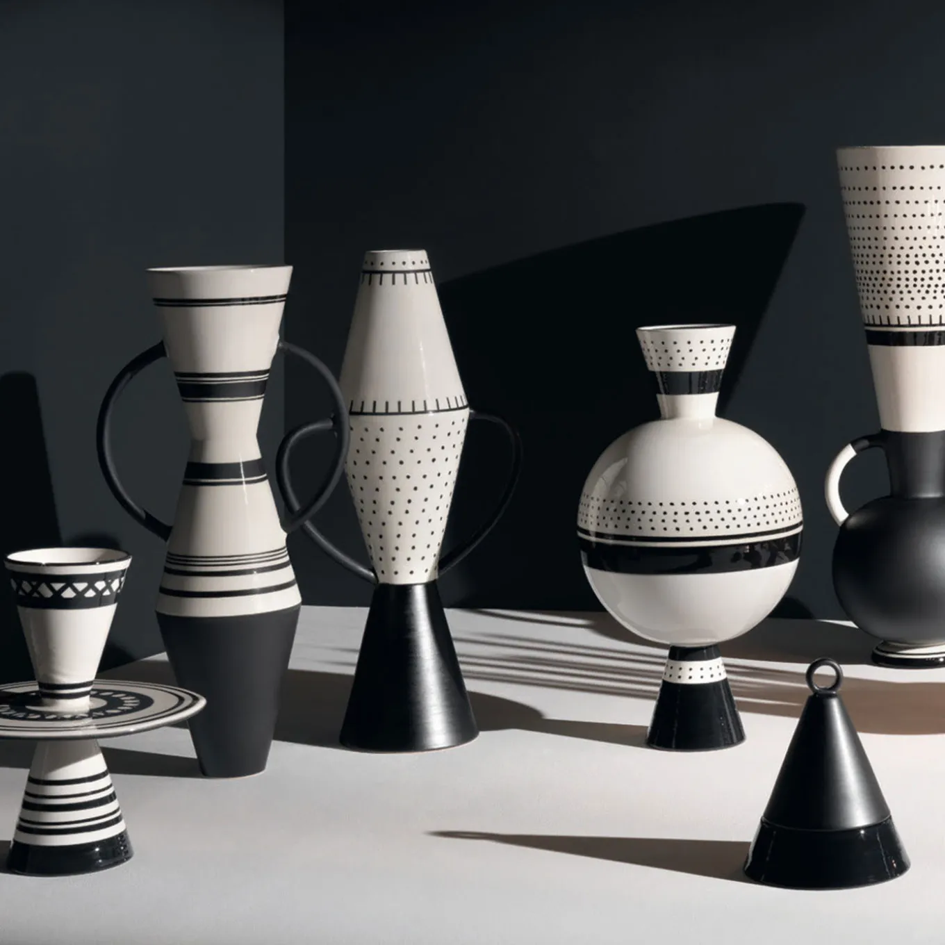 Vaso Aryballos bianco e nero di Ugo La Pietra