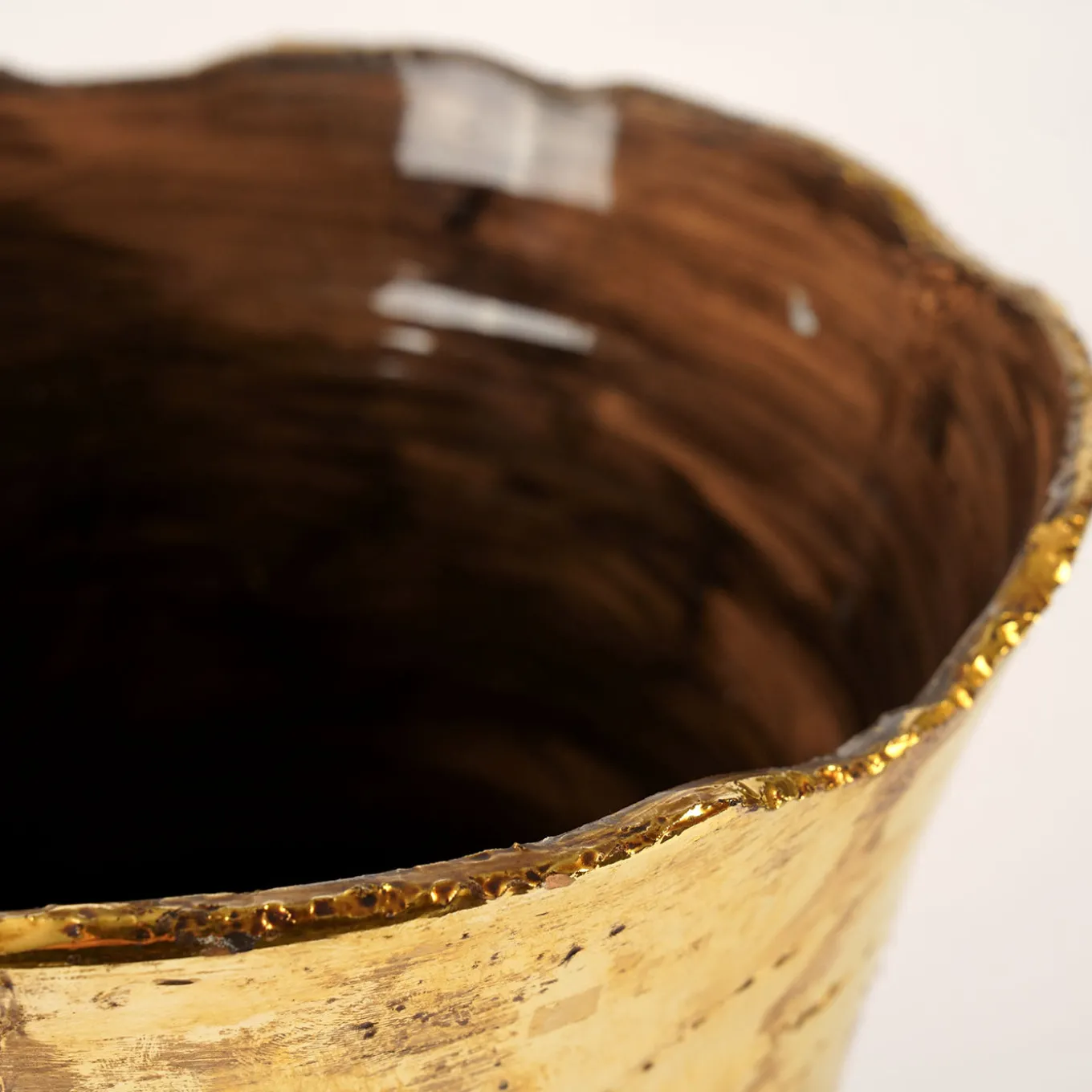 Vaso Auri in ceramica oro di Gabriele Mengoni