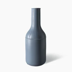 Vaso azzurro a forma di bottiglia Seams di Benjamin Hubert