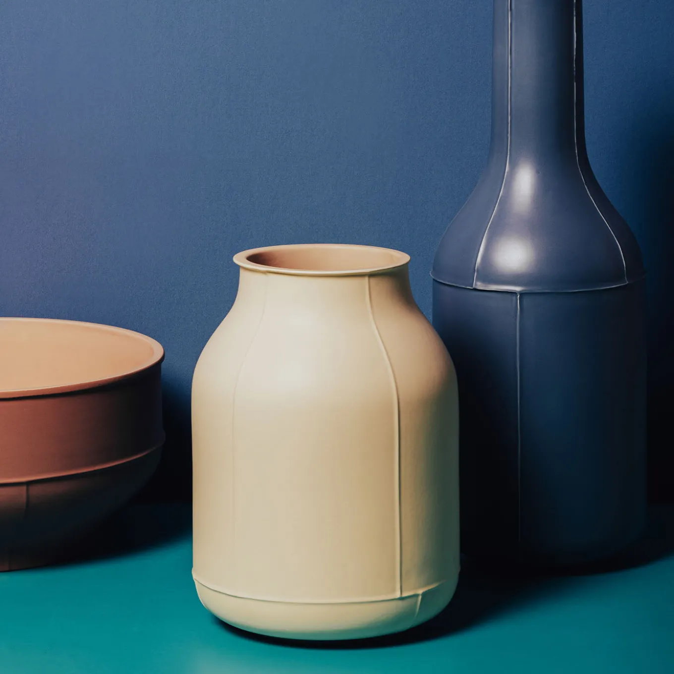 Vaso azzurro a forma di bottiglia Seams di Benjamin Hubert