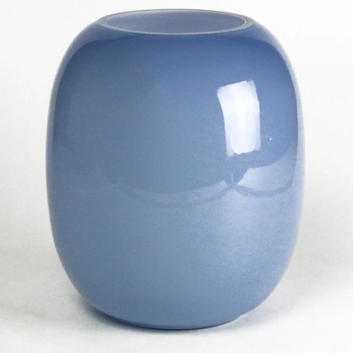 Vaso azzurro alto e sporgente