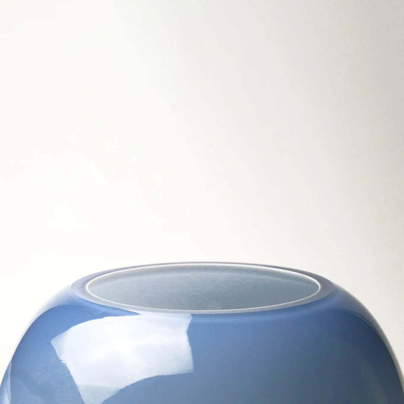 Vaso azzurro alto e sporgente
