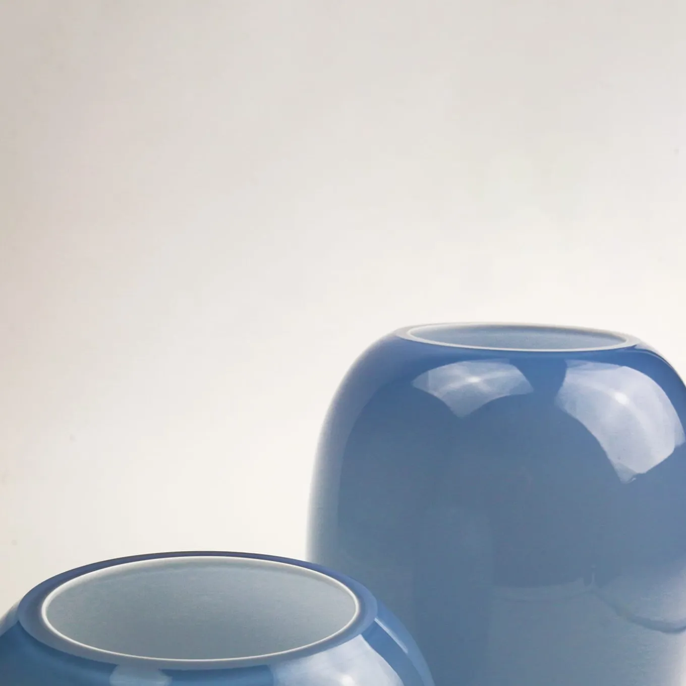Vaso azzurro alto e sporgente