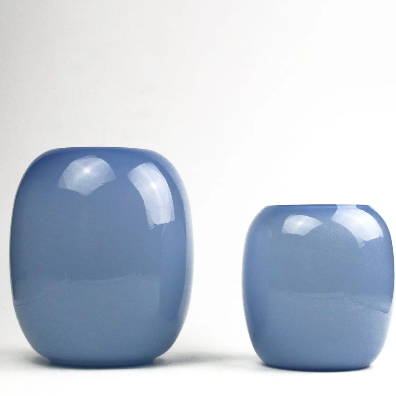 Vaso azzurro alto e sporgente