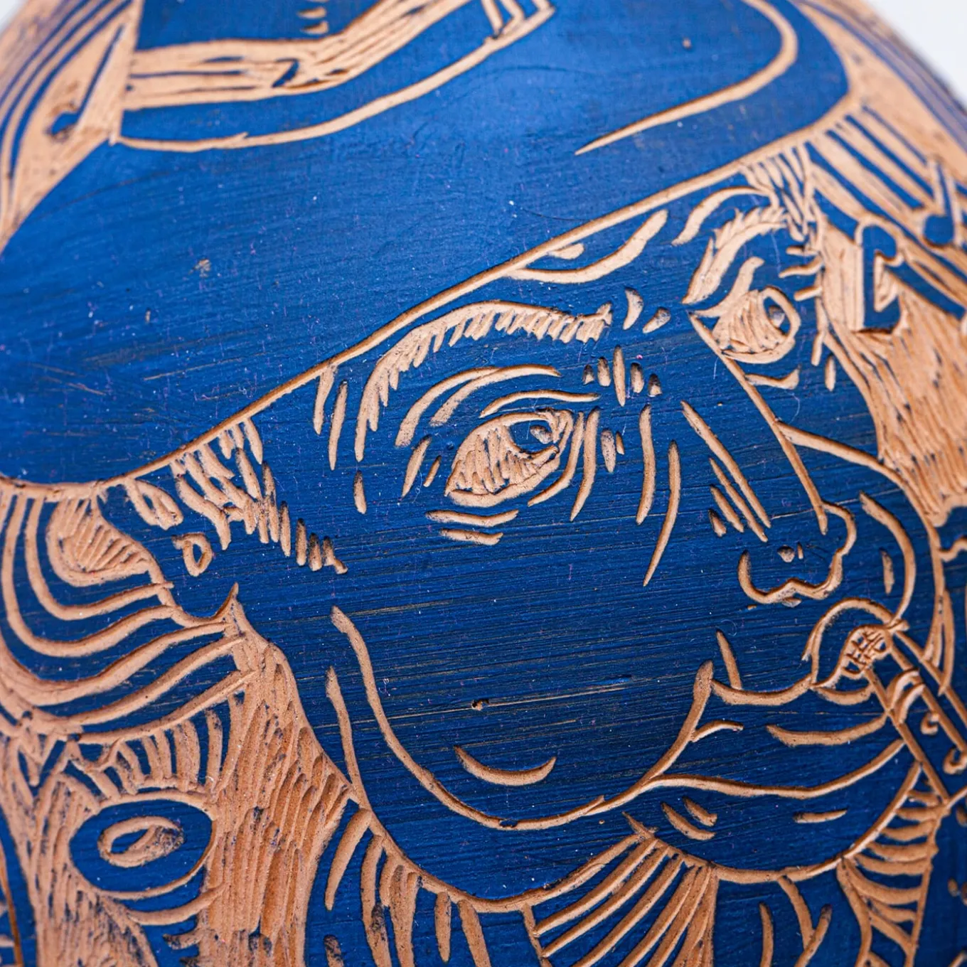 Vaso Blues in terracotta di Clara Holt e Chiara Zoppei