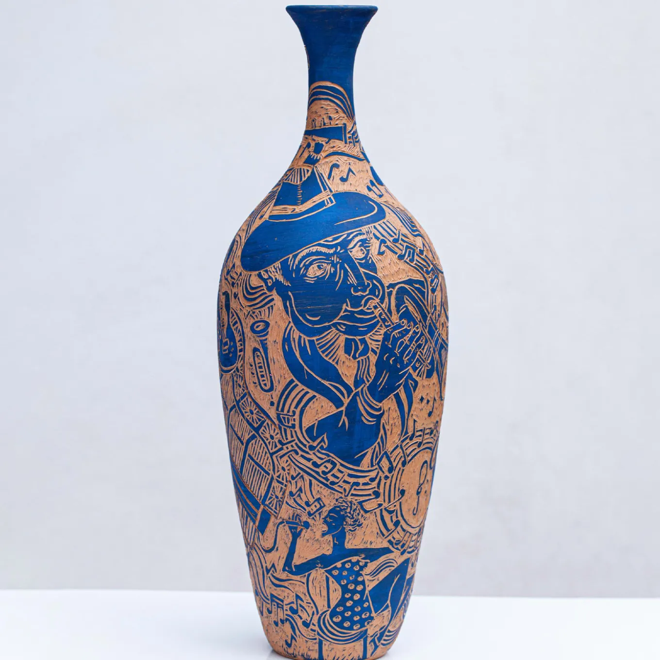 Vaso Blues in terracotta di Clara Holt e Chiara Zoppei