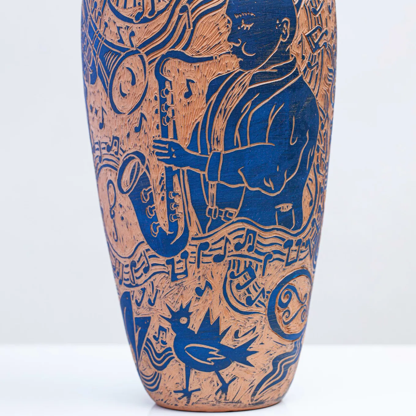 Vaso Blues in terracotta di Clara Holt e Chiara Zoppei