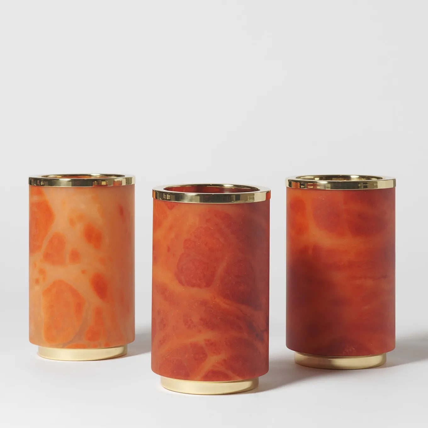 Vaso Borealis in alabastro arancione e ottone lucido