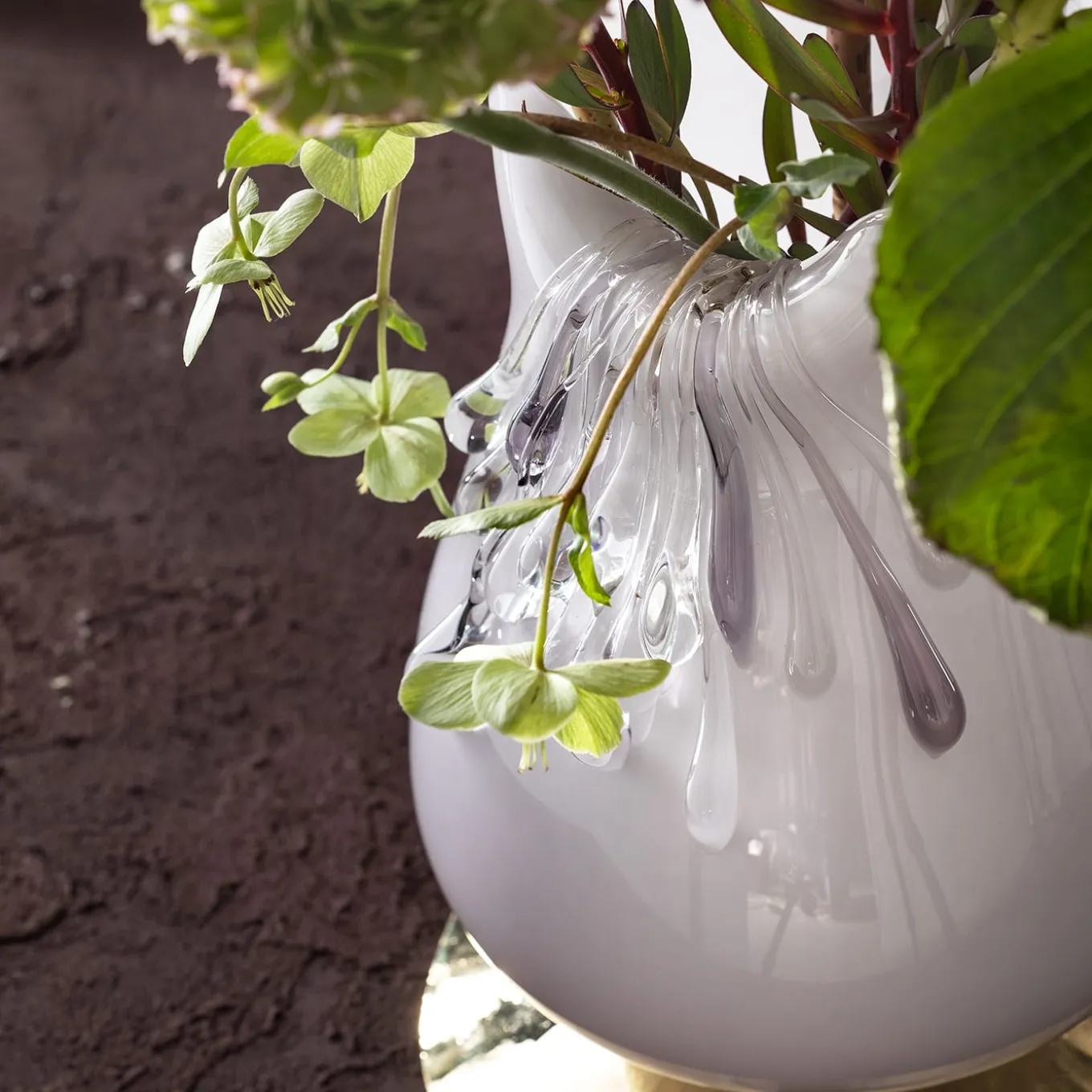 Vaso decorativo Stravedamento in vetro di Murano bianco e ottone martellato