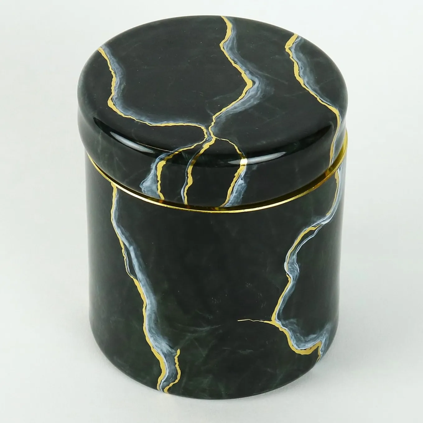 Vaso di vetro nero ispirato al marmo di Portoro con coperchio
