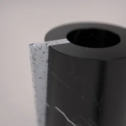Vaso Elara in marquina nera e travertino