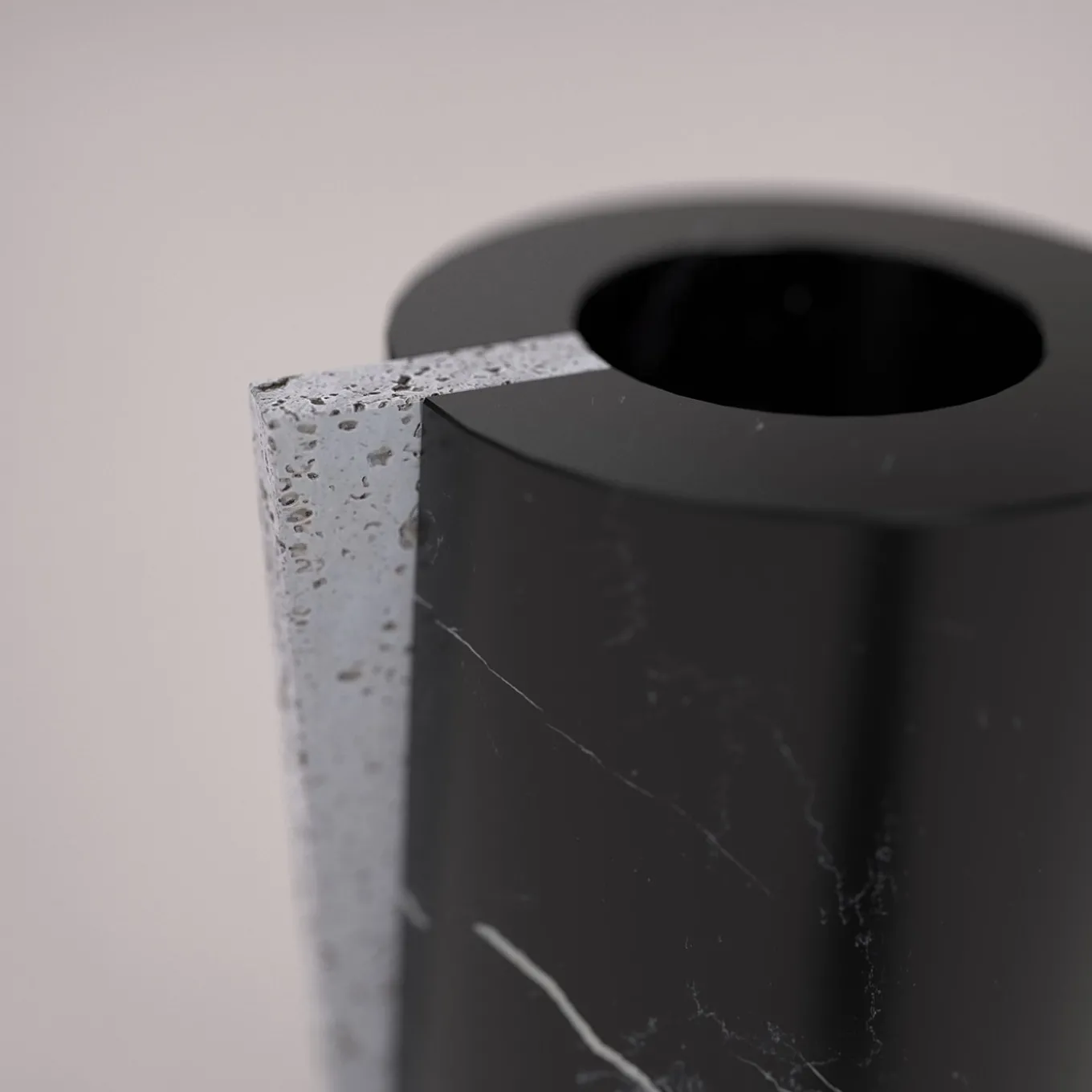 Vaso Elara in marquina nera e travertino