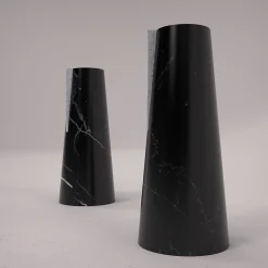 Vaso Elara in marquina nera e travertino