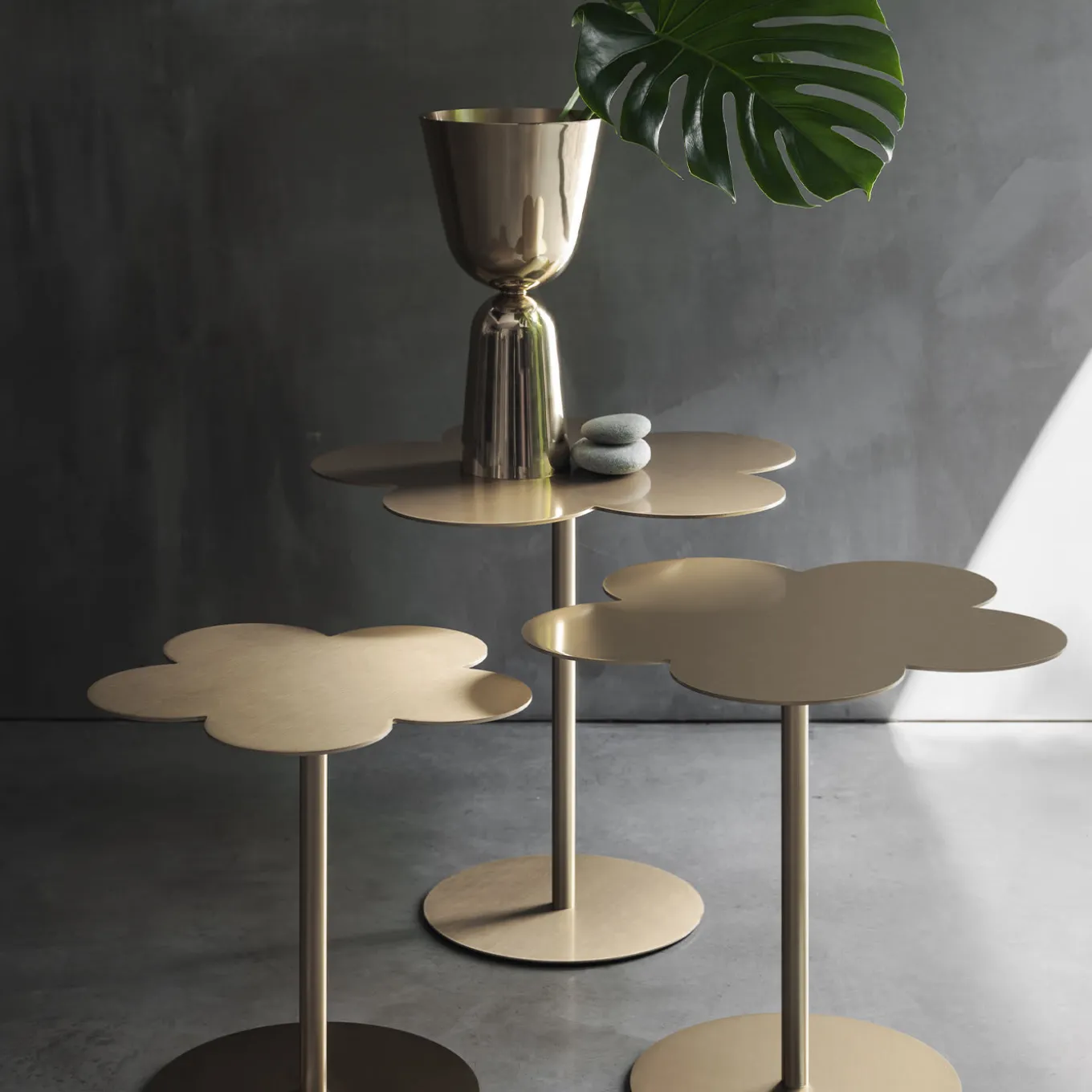 Vaso Ema&Lou in ottone di Noé Duchafour-Lawrence