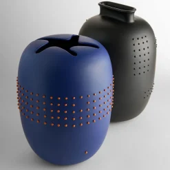 Vaso in ceramica blu con puntini rossi di Arik Levy