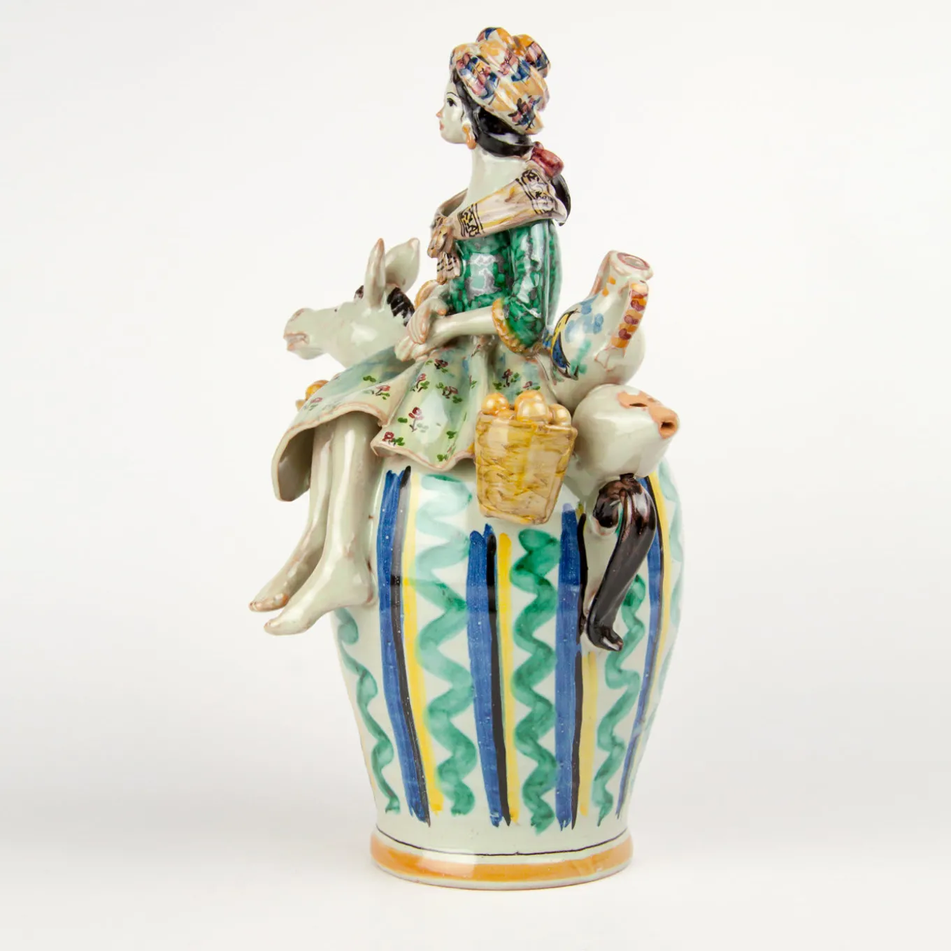 Vaso in ceramica con fischietto di donna contadina