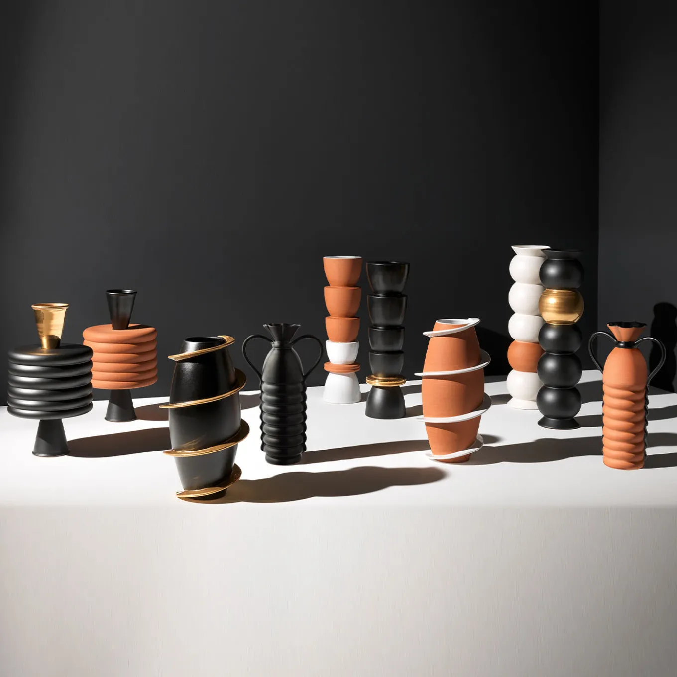 Vaso in Ceramica Continuous #1 di Ugo La Pietra