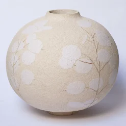 Vaso in gres bianca smaltata Flora Lunaria con motivo floreale