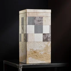 Vaso in marmo bianco e giallo Square B con coperchio di Luciano Setten