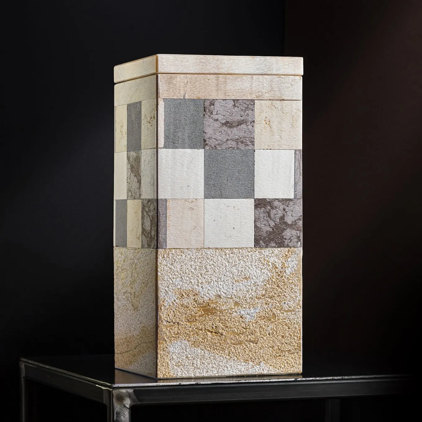 Vaso in marmo bianco e giallo Square B con coperchio di Luciano Setten