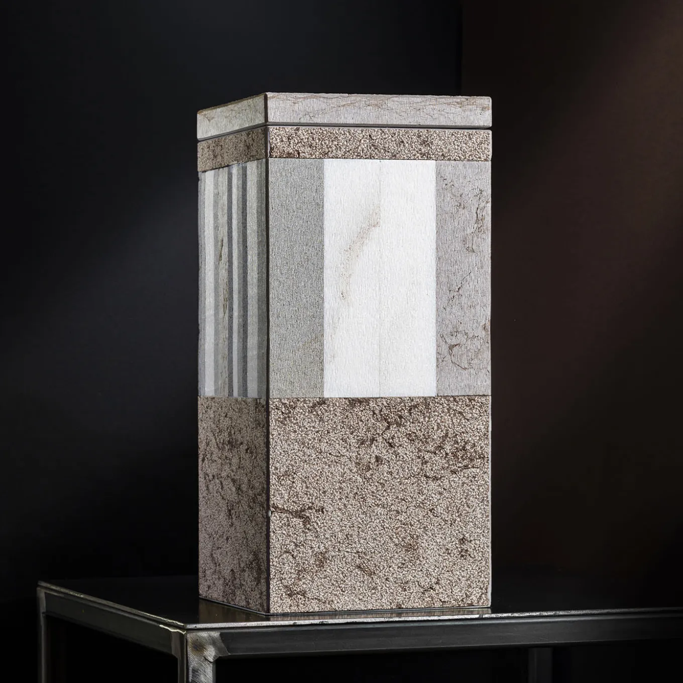 Vaso in marmo marrone Square B con coperchio di Luciano Setten