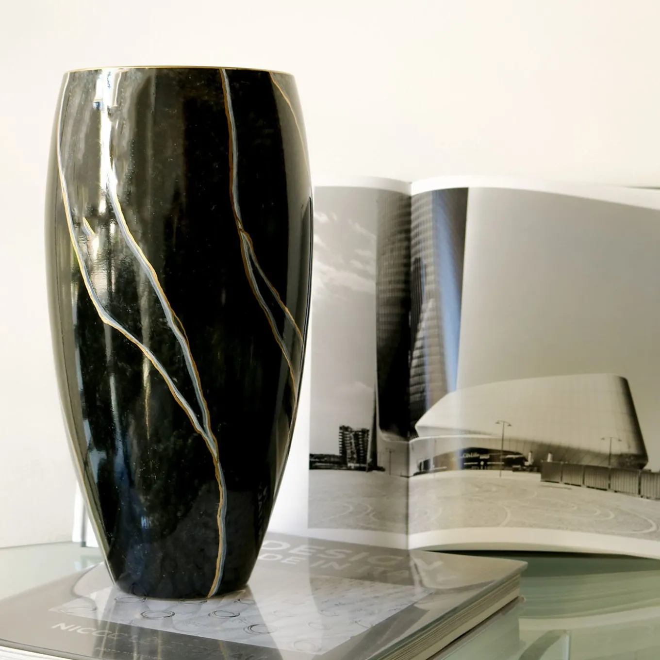 Vaso nero a forma di oliva