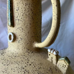 Vaso Origine Archetipa Abitata in Ceramica della Collezione Emozionale