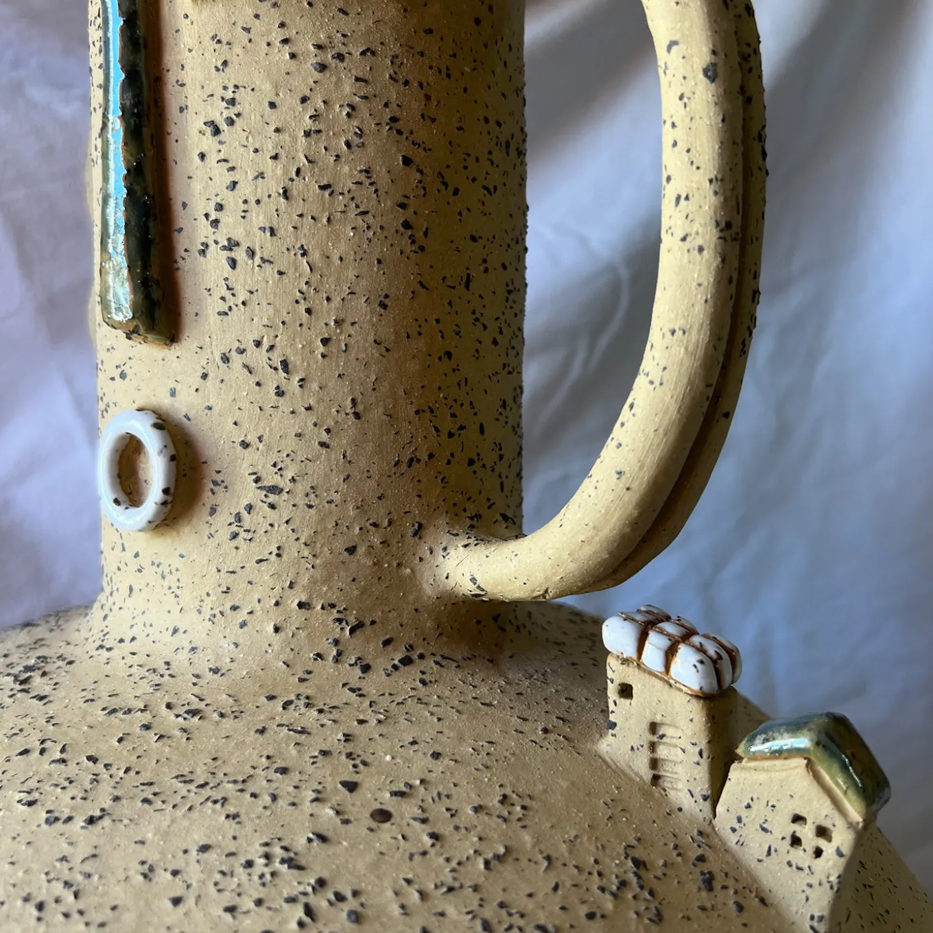 Vaso Origine Archetipa Abitata in Ceramica della Collezione Emozionale