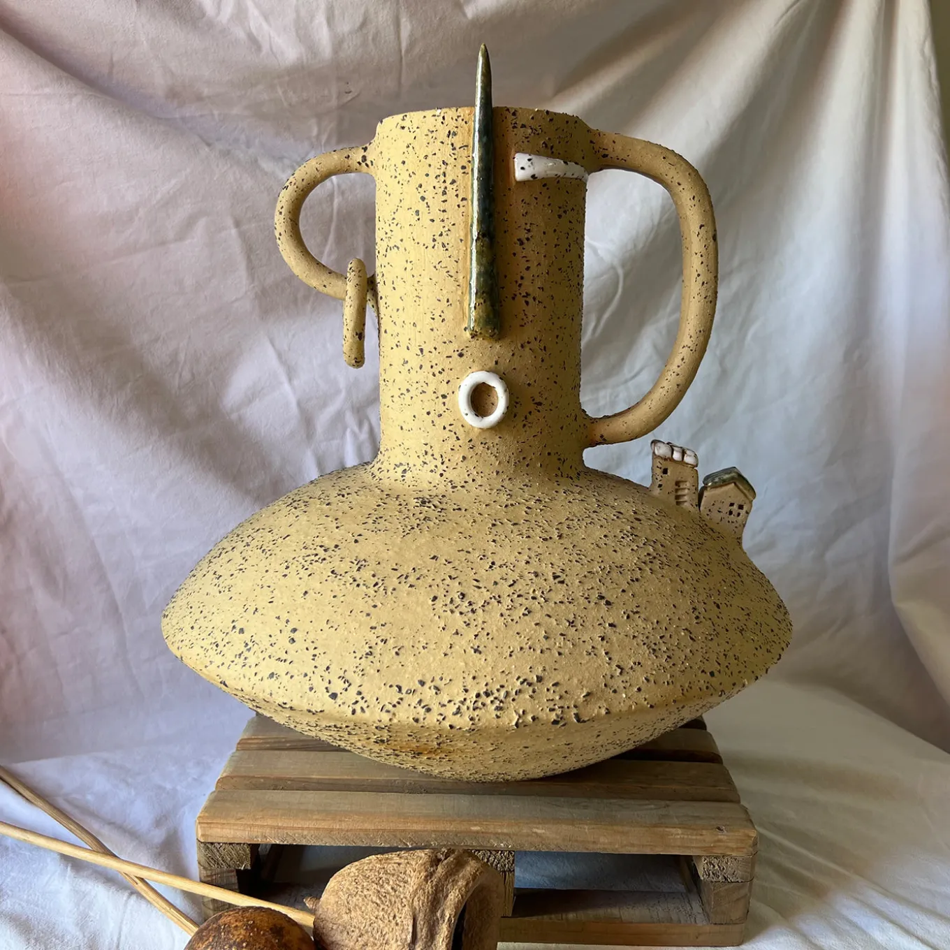 Vaso Origine Archetipa Abitata in Ceramica della Collezione Emozionale