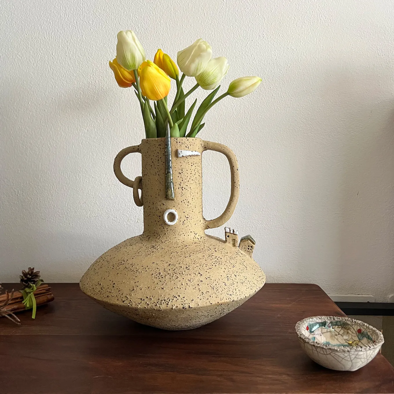 Vaso Origine Archetipa Abitata in Ceramica della Collezione Emozionale