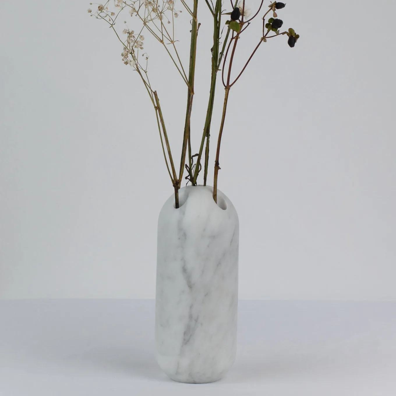 Vaso per fiori Capsule in marmo bianco satinato