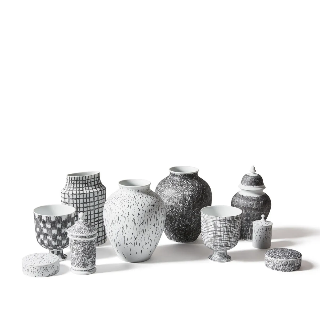 Vaso Post Scriptum in bianco e nero con coperchio di Formafantasma