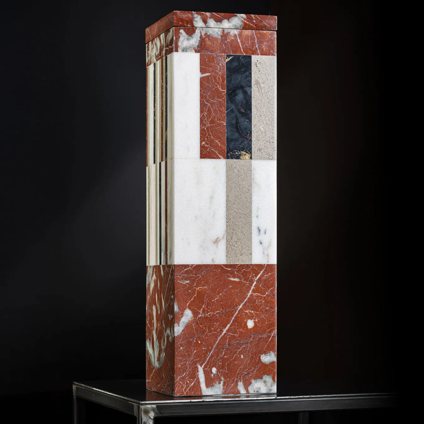 Vaso quadrato in marmo bianco e rosso con coperchio di Luciano Setten