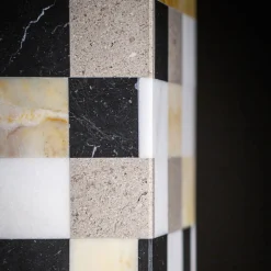 Vaso quadrato in marmo giallo e bianco con coperchio di Luciano Setten