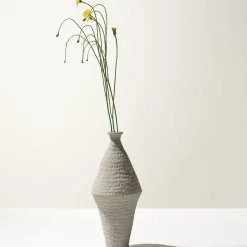Vaso romboidale grigio chiaro Battuti di Andrea Anastasio