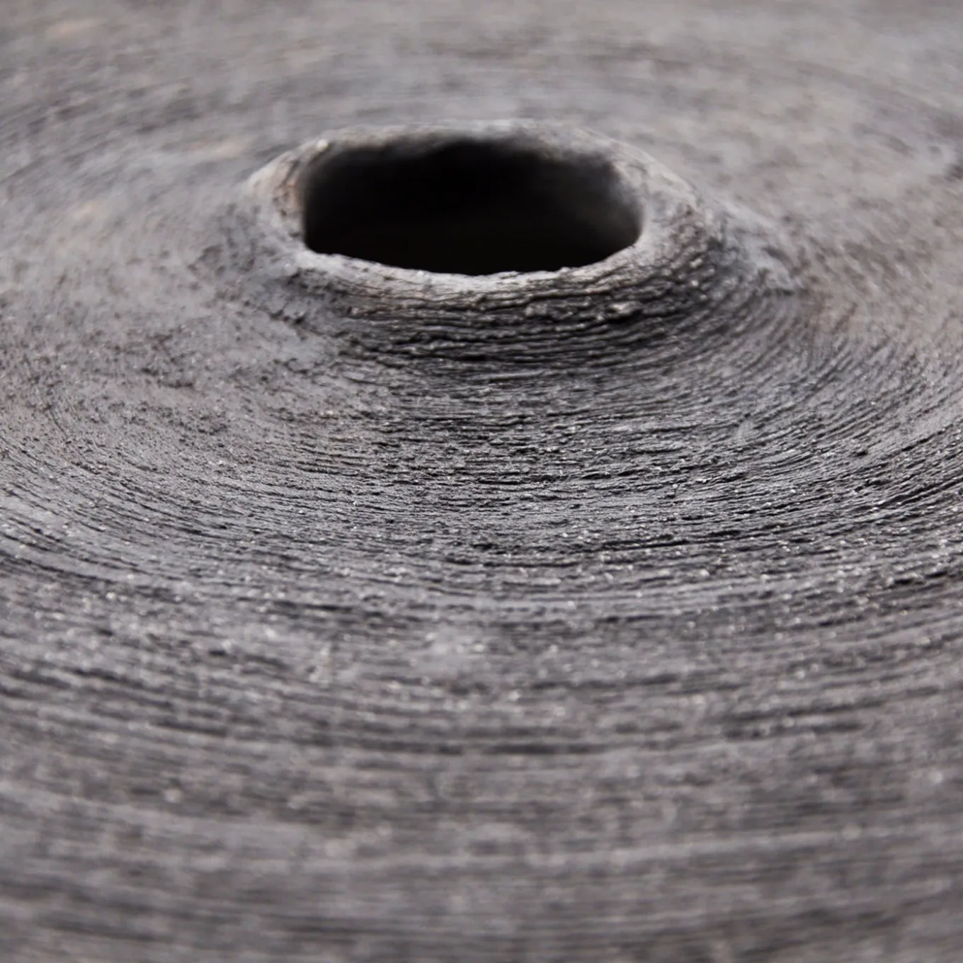 Vaso scultura rotondo in raku Intorno al Cerchio di Nino Basso