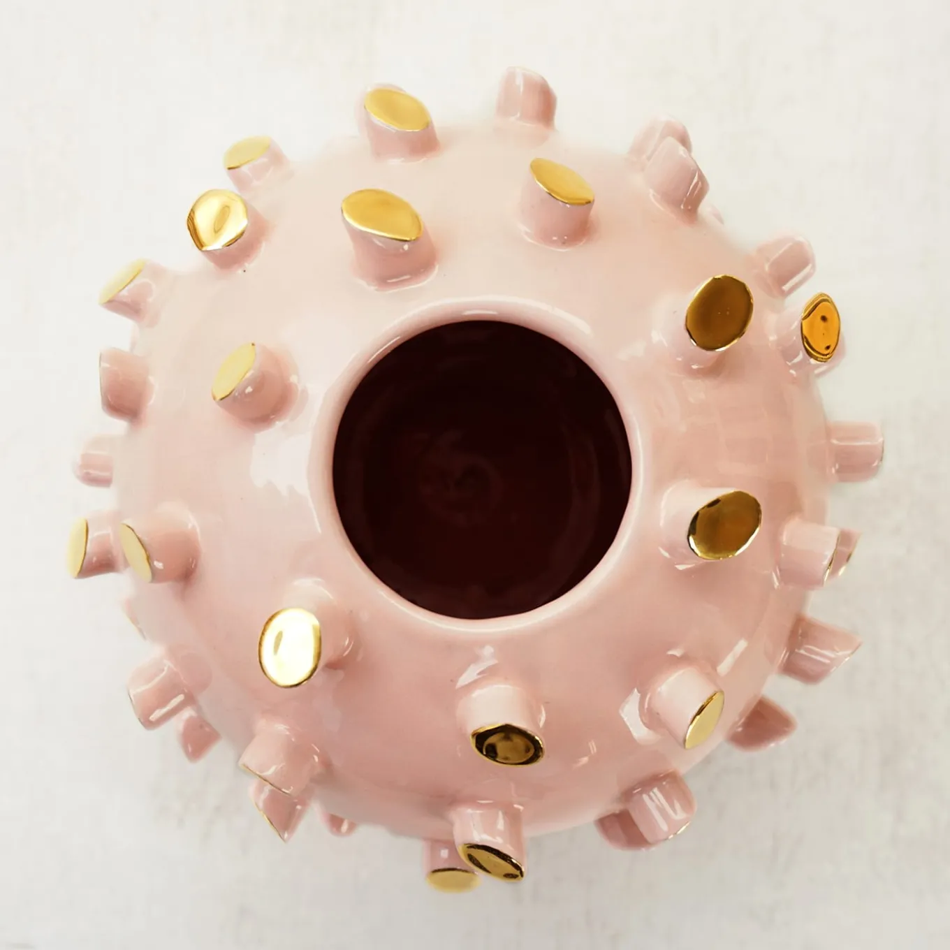Vaso Sferico Tronchetti In Ceramica Dorata E Rosa