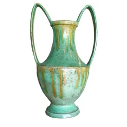 Vaso tradizionale ad anfora verde gocciolante