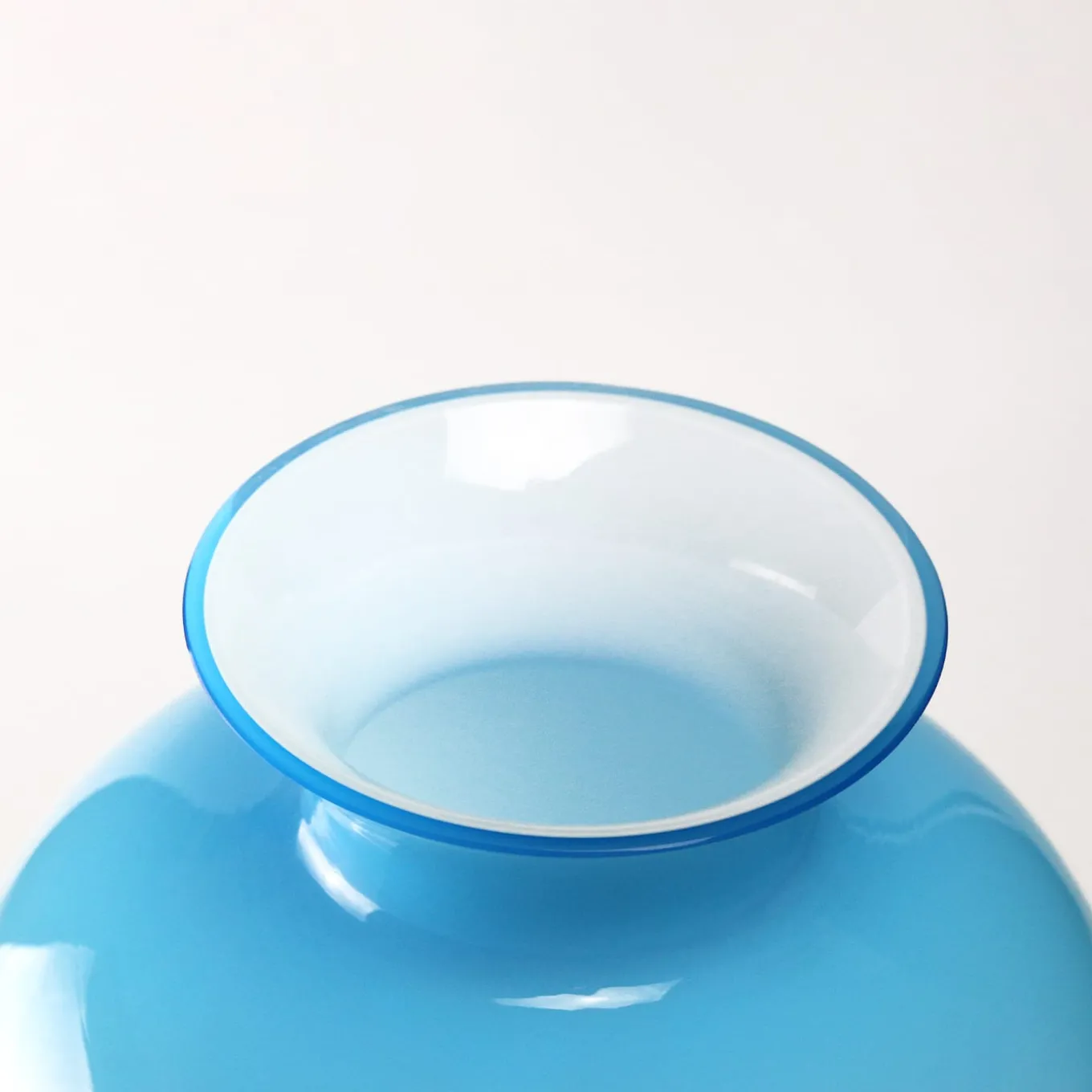 Vaso turchese simile a un'anfora