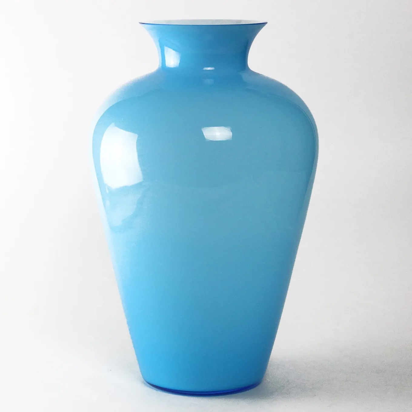 Vaso turchese simile a un'anfora