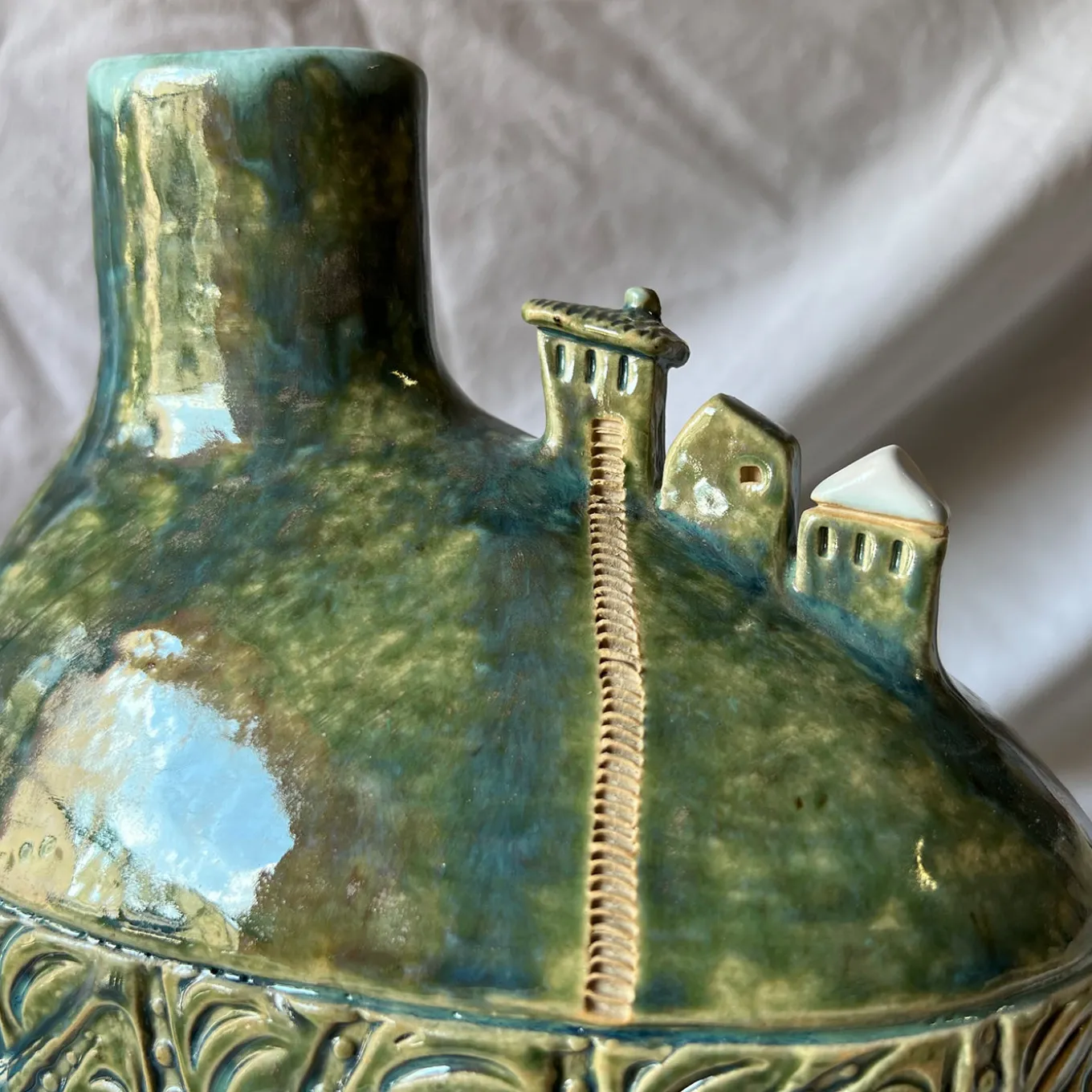 Vaso Versante Silenzioso in Ceramica Verde della Collezione Micromondo